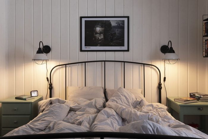 Makuuhuone, jossa lukuvaloina mustavalkoiset seinävalaisimet.