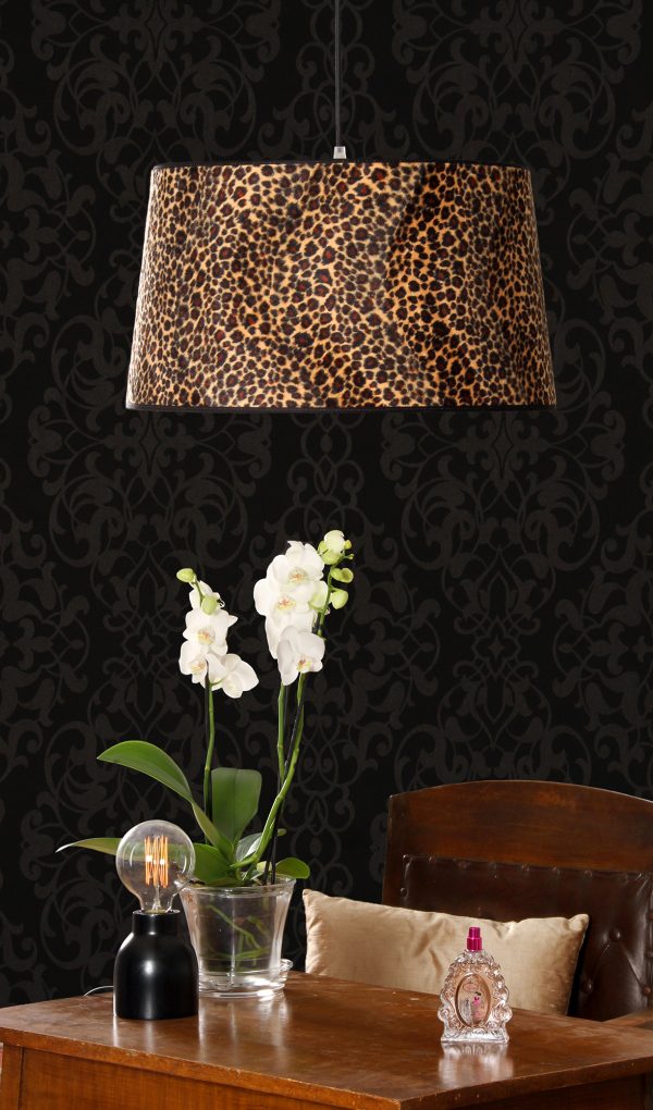 Riippuva leopardi kuvioinen kattovalaisin. Valaisimen materiaali on laminoitu kangas.