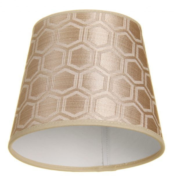 Lampunvarjostin jossa on geometrinen kuvio. Varjostin on materiaaliltaan laminoitua kangasta ja sen väri on kulta.