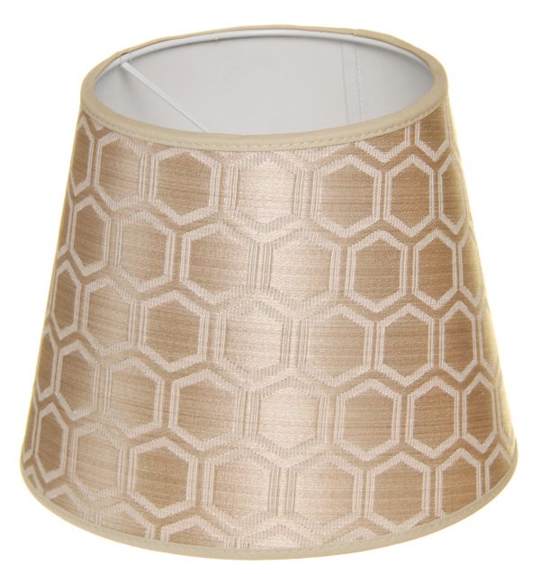 Lampunvarjostin jossa on geometrinen kuvio. Varjostin on materiaaliltaan laminoitua kangasta ja sen väri on kulta.