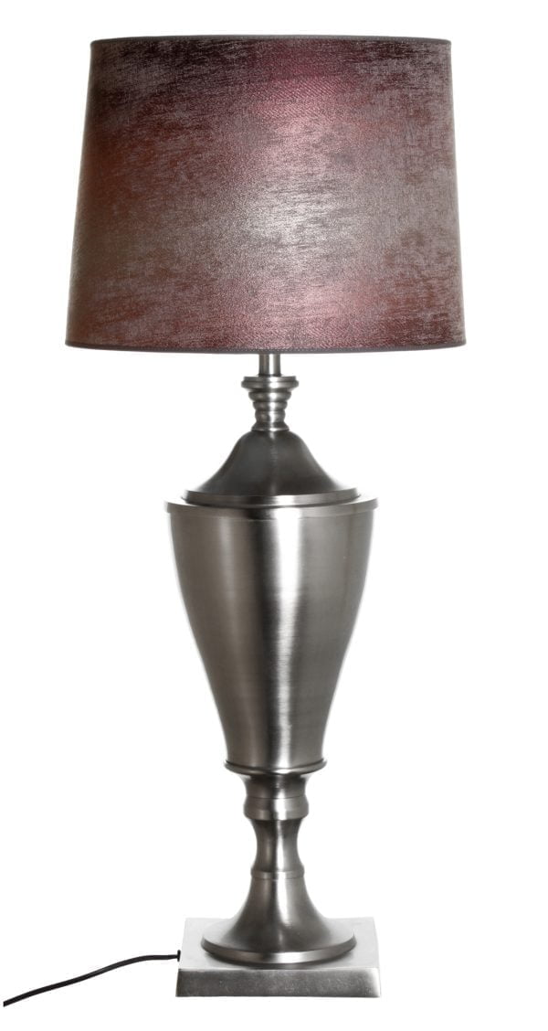 Metallinen pokaalin mallinen lampunjalka jonka väri on teräs. Varjostin on väriltään lila.