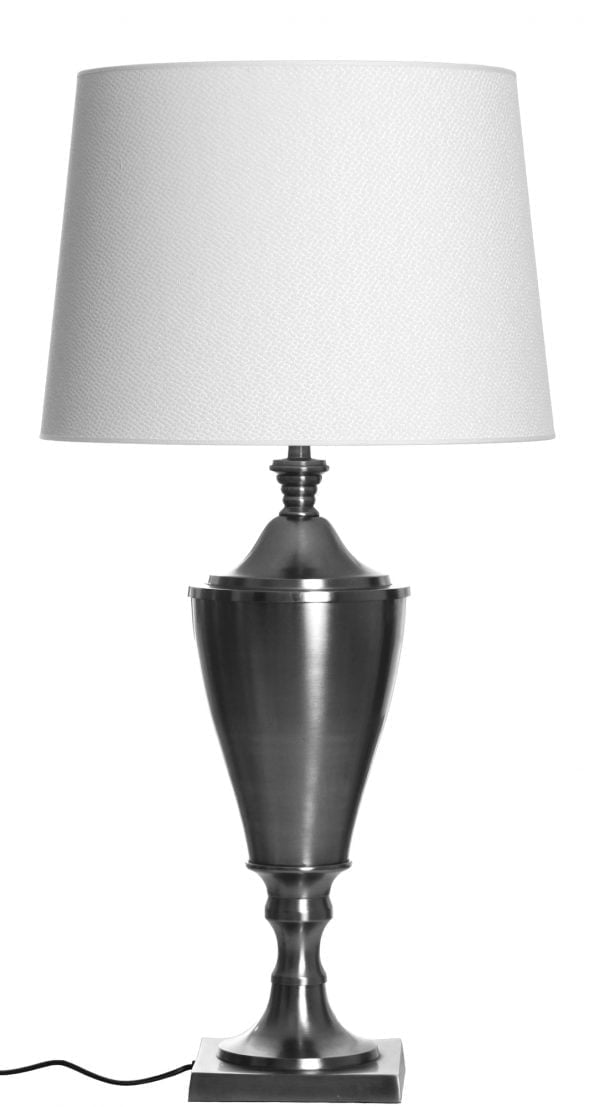Metallinen pokaalin mallinen lampunjalka jonka väri on teräs. Varjostin on väriltään valkoinen ja siinä on kohokuvio.