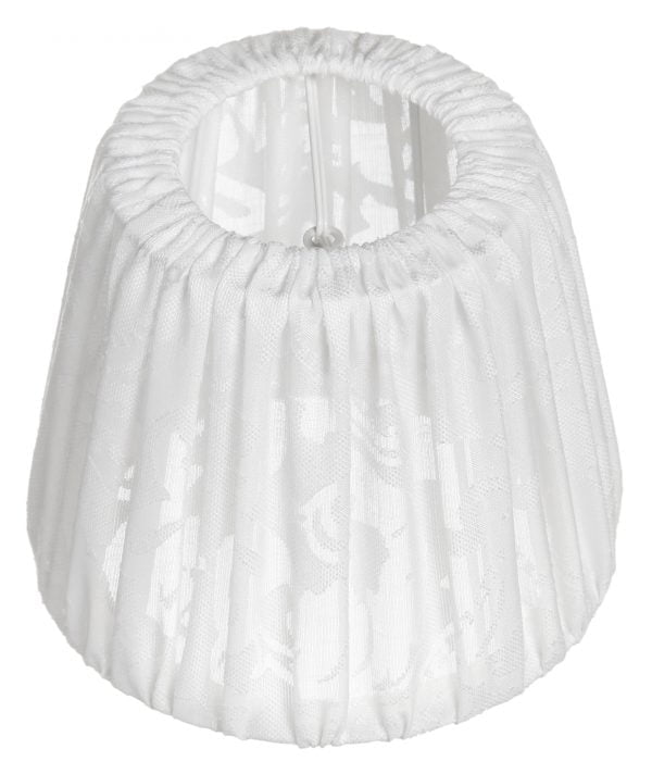 Valkoinen lampunvarjostin jossa on kukka kuvio. Varjostin on materiaaliltaan kangasta.