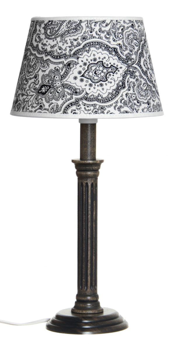 Puinen lampunjalka jonka väri on musta. Mustavalkoinen varjostin jossa on paisley kuvio.