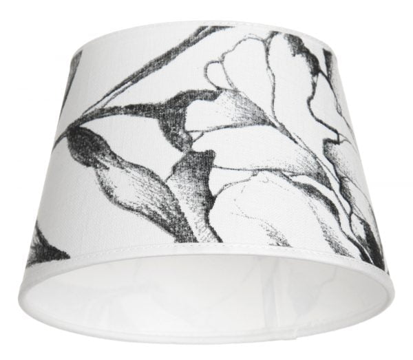 Lampunvarjostin jossa on musta kukkakuvio. Varjostin on materiaaliltaan laminoitua kangasta.
