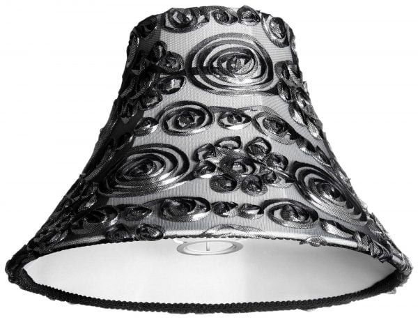 Lampunvarjostin jossa on hopean värinen kuvio. Varjostin on materiaaliltaan kangasta.