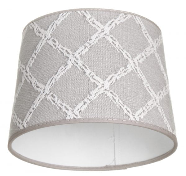 Lampunvarjostin jossa on harmaalla pohjalla valkoinen ruutu kuvio. Varjostin on materiaaliltaan laminoitua kangasta.