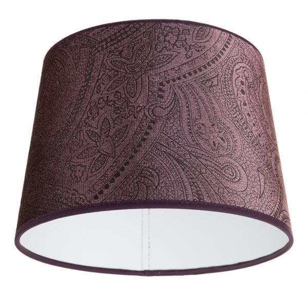 Yksivärinen lampunvarjostin jonka väri on violetti. Varjostin on materiaaliltaan laminoitua kangasta.