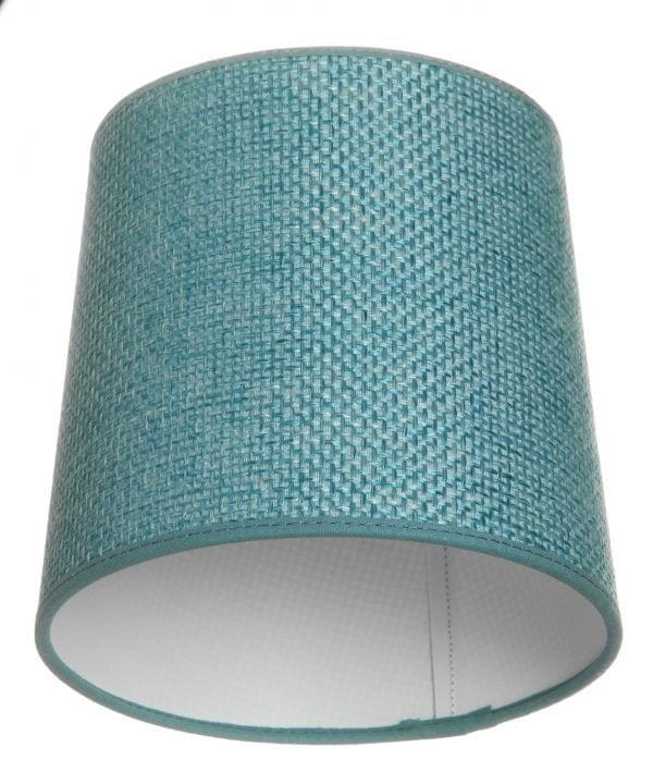 Yksivärinen lampunvarjostin jonka väri on sininen. Varjostin on materiaaliltaan laminoitua kangasta.