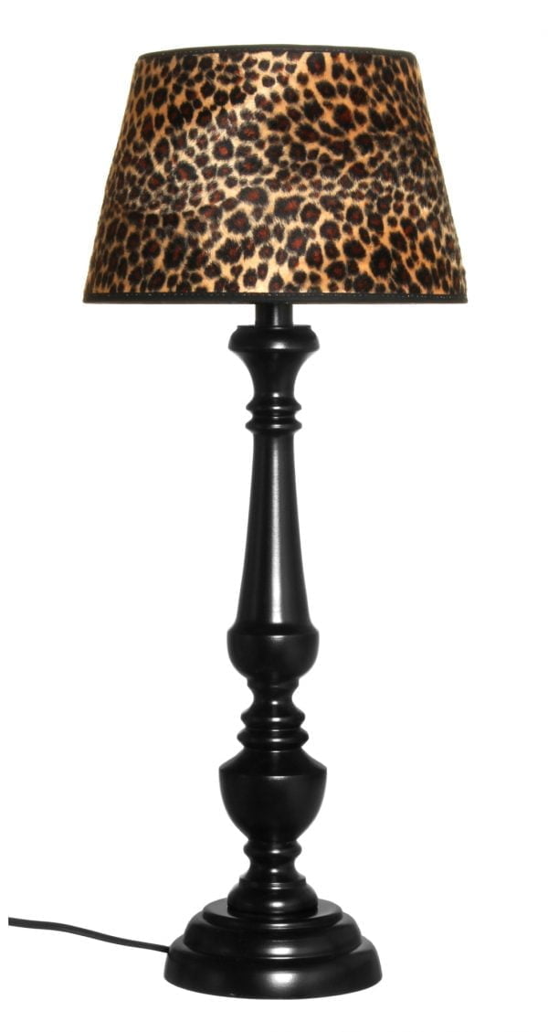 Musta puinen lampunjalka, jossa on koristeellinen runko ja pyöreä pohja. Varjostimessa leopardi kuvio.