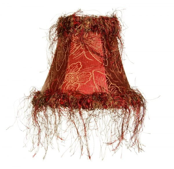 Kruunuvarjostin jonka materiaalina on vuoritettu kangas. Varjostimen väri on punainen ja siinä on hapsuja reunoissa.