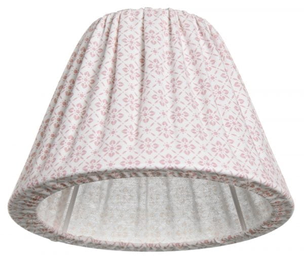 Lampunvarjostin jossa on valkoisella pohjalla roosa kukkakuvio. Varjostin on materiaaliltaan kangasta.