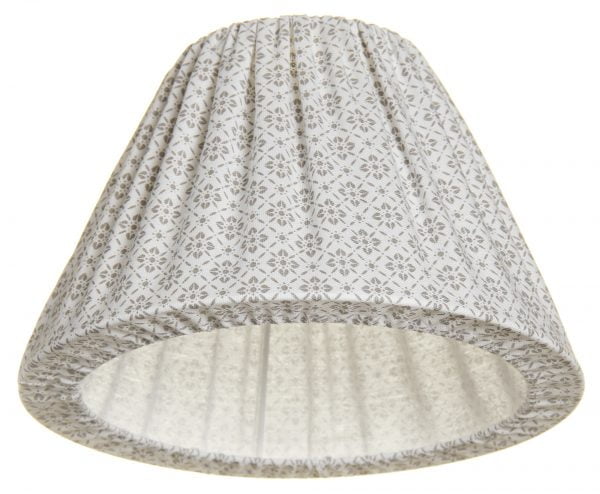 Lampunvarjostin jossa on valkoisella pohjalla beige kukkakuvio. Varjostin on materiaaliltaan kangasta.