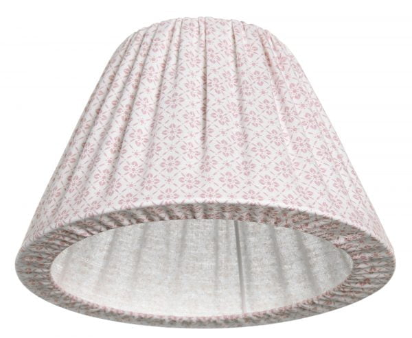 Lampunvarjostin jossa on valkoisella pohjalla roosa kukkakuvio. Varjostin on materiaaliltaan kangasta.