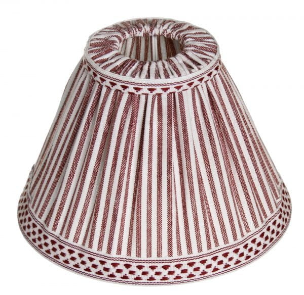 Lampunvarjostin jossa on punainen raitakuvio. Varjostin on materiaaliltaan kangasta.