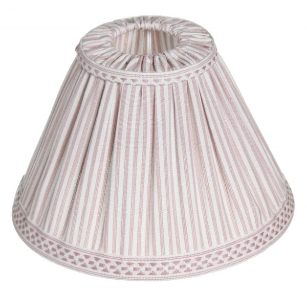 Lampunvarjostin jossa on vaaleanpunainen raitakuvio. Varjostin on materiaaliltaan kangasta.