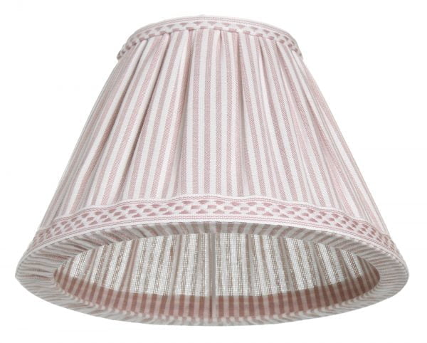Lampunvarjostin jossa on roosa raitakuvio. Varjostin on materiaaliltaan kangasta.