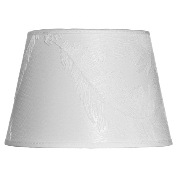 Lampunvarjostin jossa on valkoisella pohjalla höyhen kuvio. Varjostin on materiaaliltaan laminoitua kangasta.