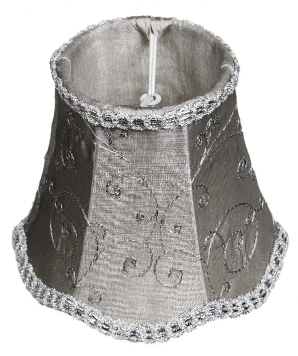 Kruunuvarjostin jonka materiaalina on vuoritettu kangas. Varjostimen väri on harmaa ja siinä on ornamentti kuvioita.