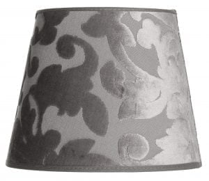 Lampunvarjostin jossa on harmaalla pohjalla koukero kuvio. Varjostin on materiaaliltaan laminoitua kangasta.