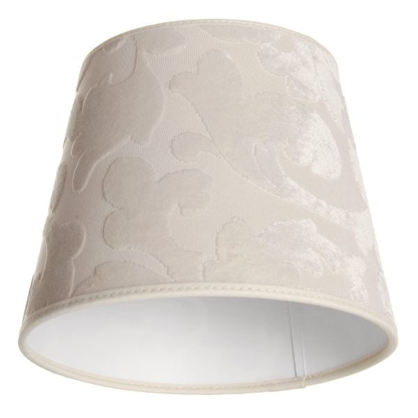 Lampunvarjostin jossa on luonnonvalkoisella pohjalla ornamentti kuvio. Varjostin on materiaaliltaan laminoitua kangasta.