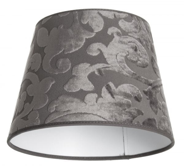 Lampunvarjostin jossa on harmaalla pohjalla koukero kuvio. Varjostin on materiaaliltaan laminoitua kangasta.