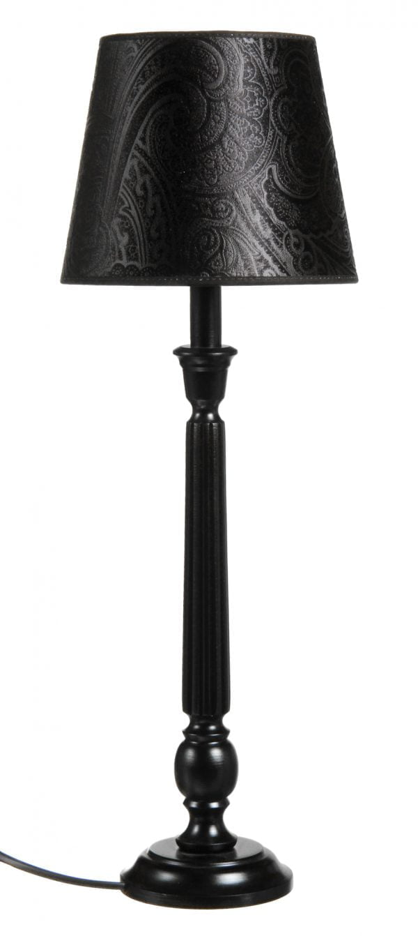 Puinen lampunjalka jonka väri on musta. Varjostin on musta ja siinä on ornamentti kuvio.