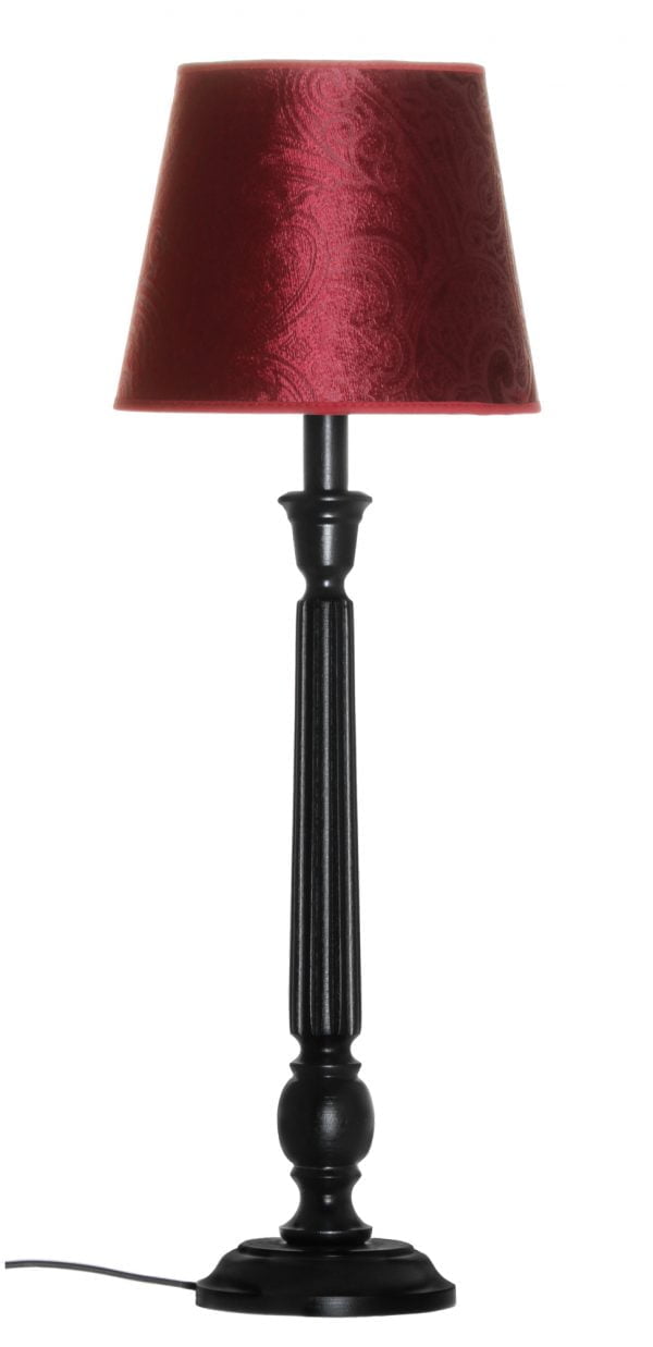 Puinen lampunjalka jonka väri on musta. Varjostin on punainen ja siinä on ornamentti kuvio.
