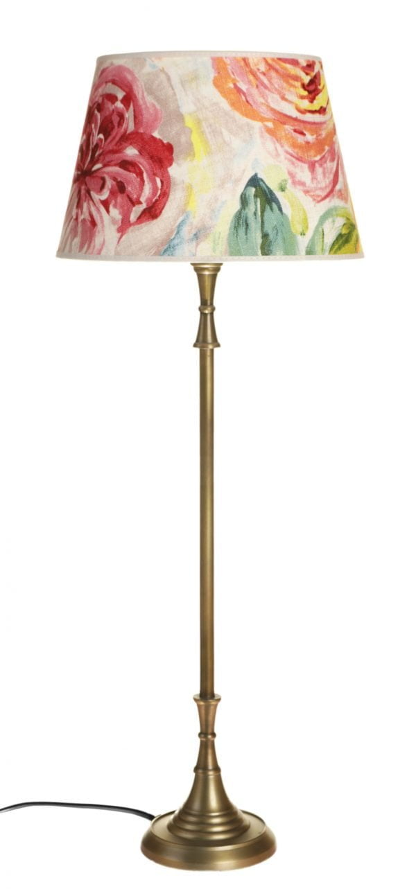 Metallinen lampunjalka jonka väri on antiikki messinki Varjostimessa on kukkakuvio.