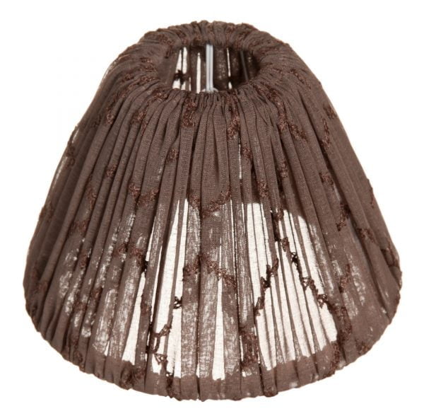 Yksivärinen lampunvarjostin jonka väri on ruskea. Varjostin on materiaaliltaan kangasta.