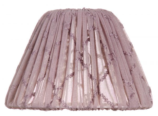 Yksivärinen lampunvarjostin jonka väri on violetti. Varjostin on materiaaliltaan kangasta.