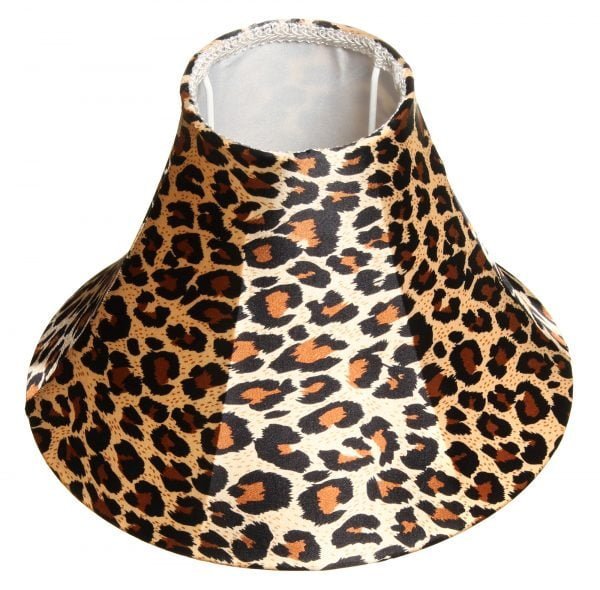 Lampunvarjostin jossa on leopardikuosi. Varjostin on materiaaliltaan vuoritettua kangasta.