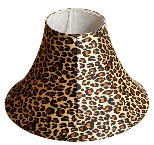 Lampunvarjostin jossa on leopardikuosi. Varjostin on materiaaliltaan vuoritettua kangasta.