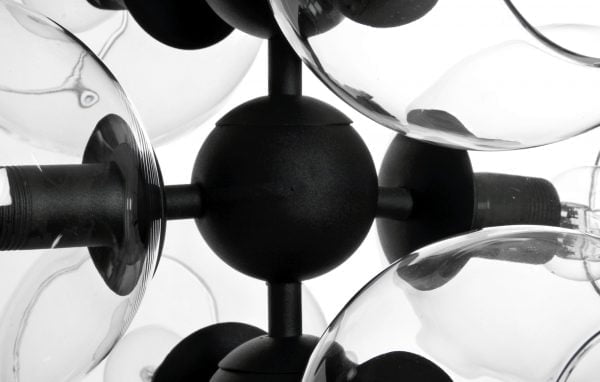 Metallinen lattiavalaisin. Jalkalamppu on väriltään musta ja siinä on seitsemän valopistettä joiden ympärillä on kirkas lasikupu.