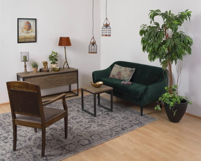 Olohuoneen sisustus, jossa on riippuva kattovalaisin Joan-2 sekä Branch pöytävalaisin terrakotta varjostimella.