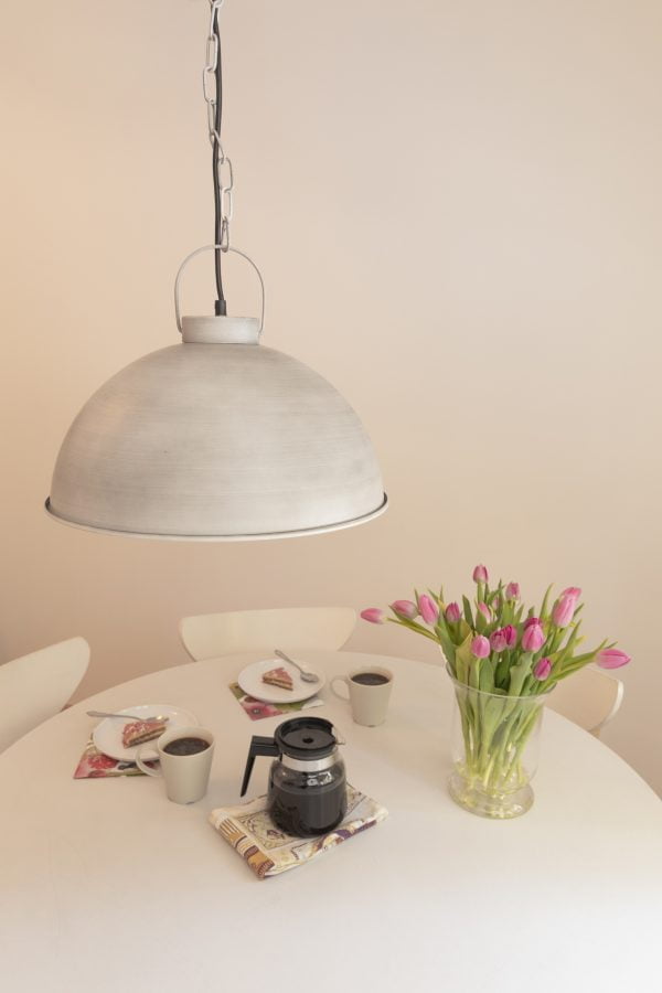 Keittiön sisustus, jossa on Katja-40 riippuvalaisin ruokapöydän päällä, kahvikattaus ja kukkia maljakossa pöydällä.