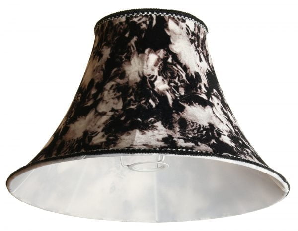 Lampunvarjostin jossa on väreinä harmaa ja musta. Varjostin on materiaaliltaan vuoritettua kangasta.