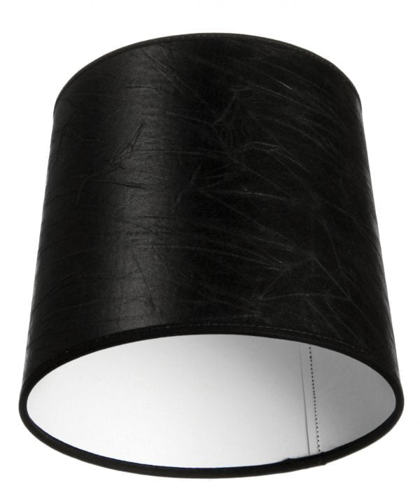 Yksivärinen lampunvarjostin jonka väri on musta. Varjostin on materiaaliltaan laminoitua kangasta. Sisäpuoli on valkoinen.