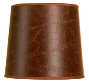 Yksivärinen lampunvarjostin jonka väri on ruskea. Varjostin on materiaaliltaan laminoitua kangasta.