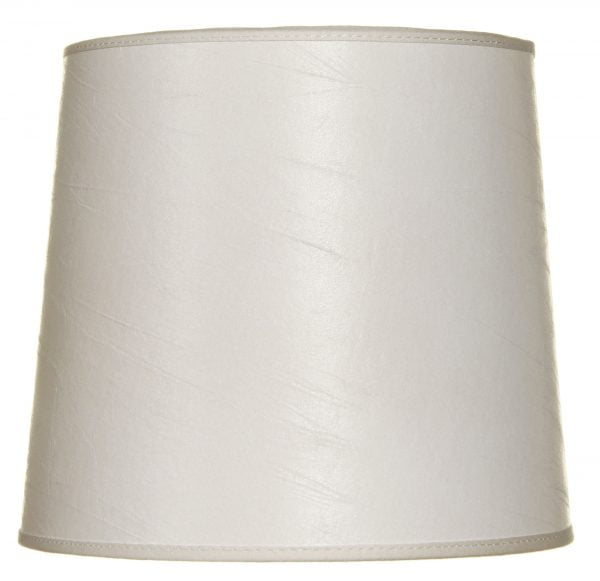 Leather-20 on yksivärinen lampunvarjostin jonka väri on luonnonvalkoinen. Varjostin on materiaaliltaan laminoitua kangasta.