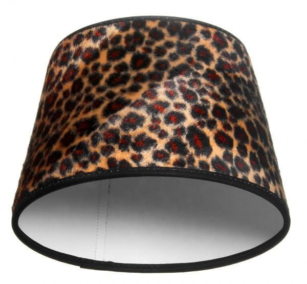 Lampunvarjostin jossa on leopardi kuvio. Varjostin on materiaaliltaan laminoitua kangasta.