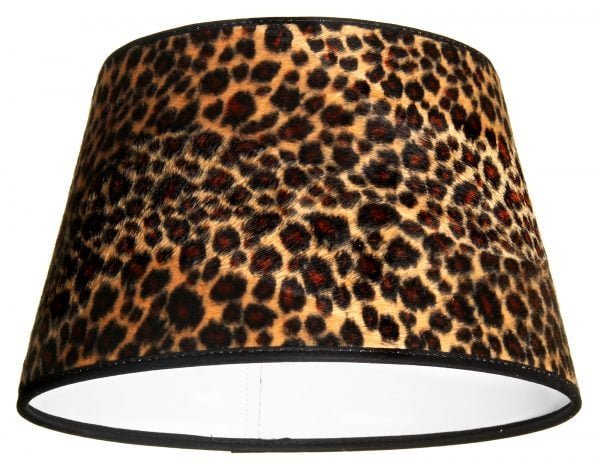 Lampunvarjostin jossa on leopardi kuvio. Varjostin on materiaaliltaan laminoitua kangasta.