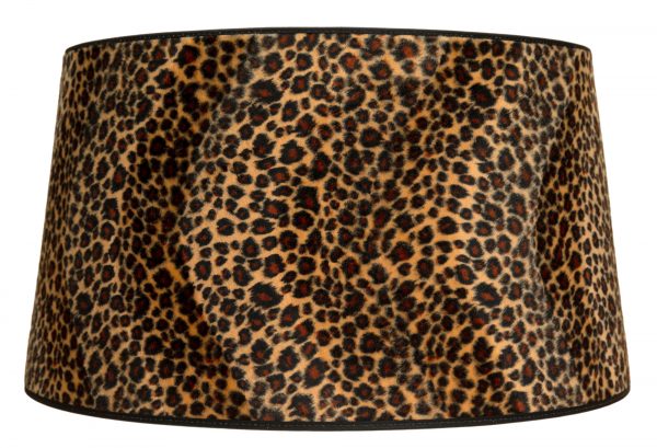 Kattolampun varjostin jonka materiaali on laminoitu kangas. Varjostin on malliltaan kippivarjostin ja siinä on leopardikuvio.