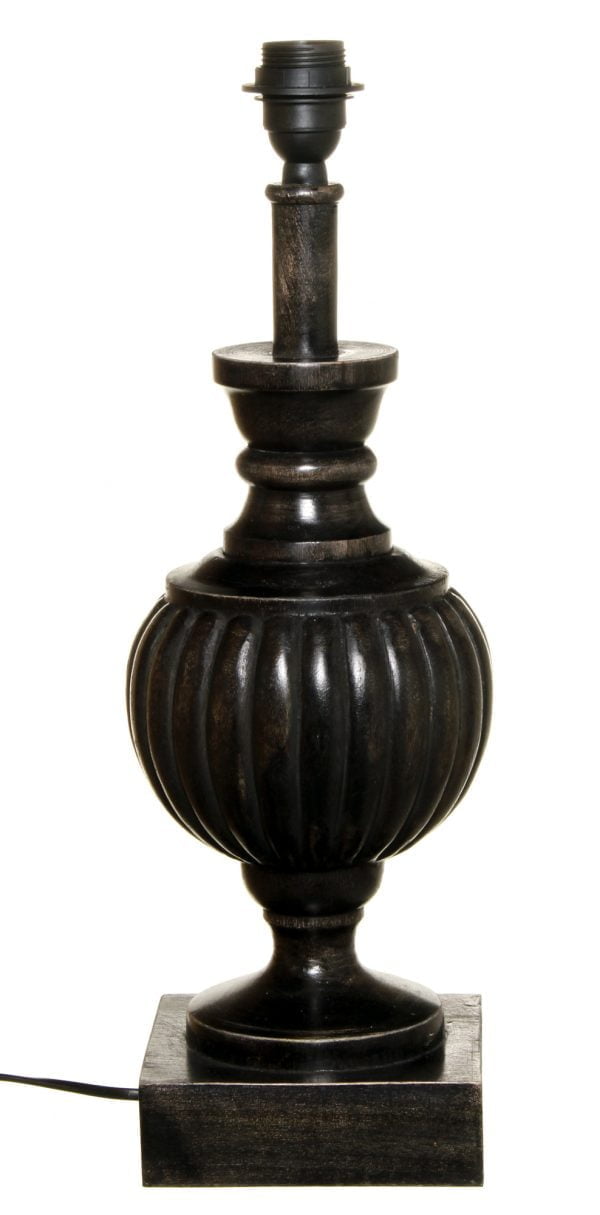 Puinen lampunjalka jonka väri on antiikki musta.