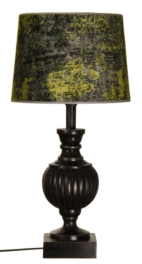 Puinen lampunjalka jonka väri on antiikki musta. Varjostin on vihreä.