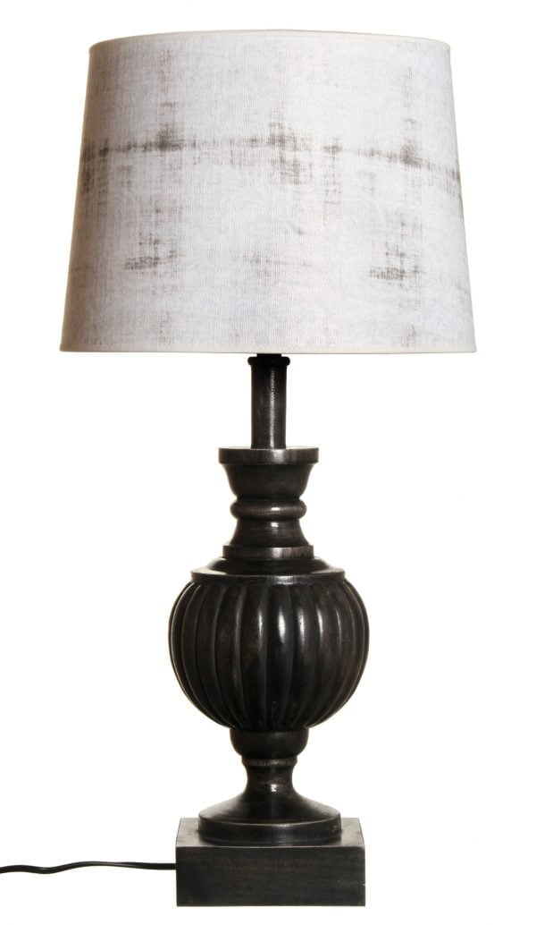 Puinen lampunjalka jonka väri on antiikki musta. Varjostin on vaalea ja siinä on beige kuvio.