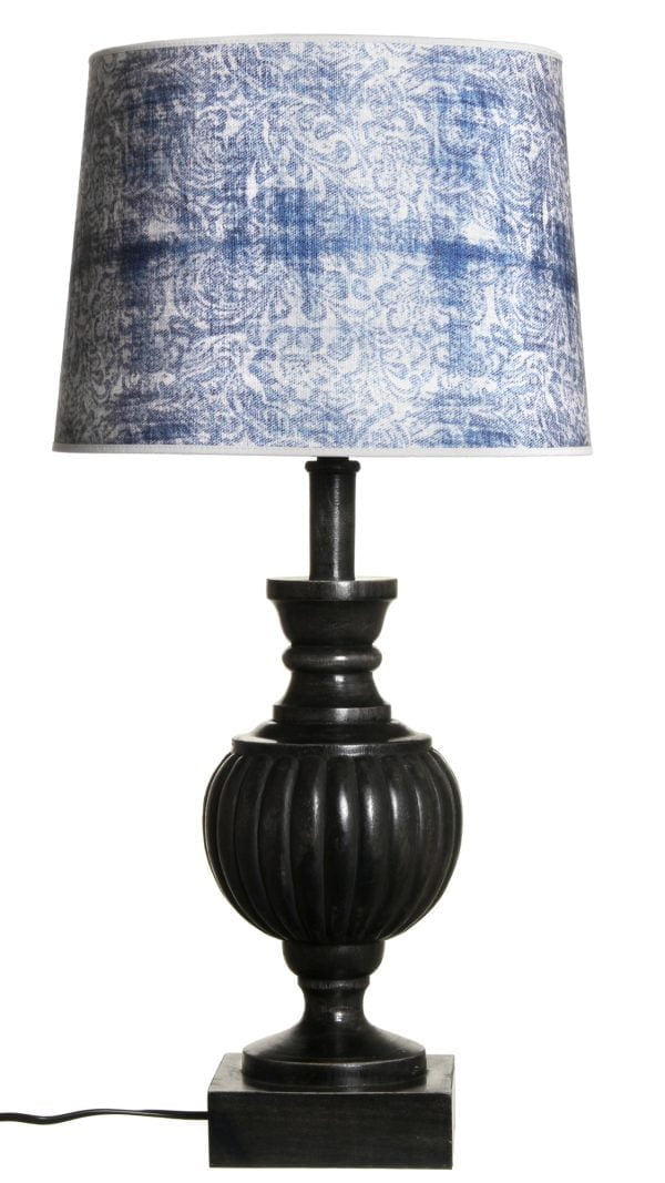 Puinen lampunjalka jonka väri on antiikki musta. Varjostin on sininen.