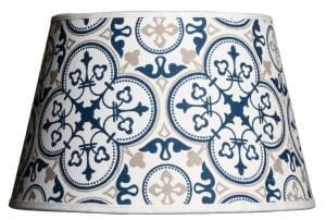 Lampunvarjostin jossa on vaalealla pohjalla sininen ja beige marokko kuvio. Varjostin on materiaaliltaan laminoitua kangasta.