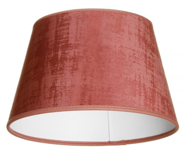 Kirjava lampunvarjostin jonka pääväri on roosa. Varjostin on materiaaliltaan laminoitua kangasta.
