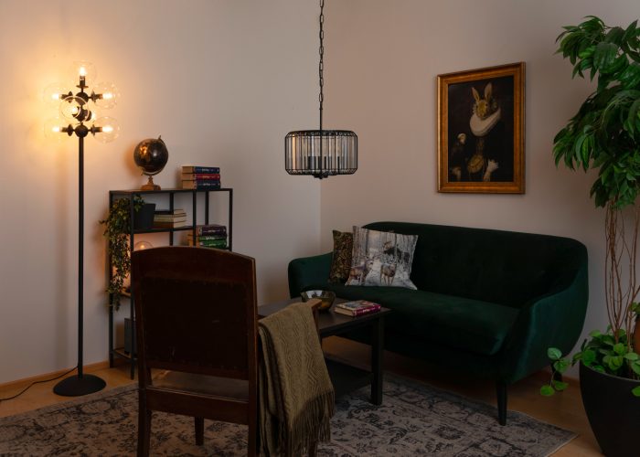 Olohuoneen sisustus jossa lattiavalaisin ja riippuvalaisin.